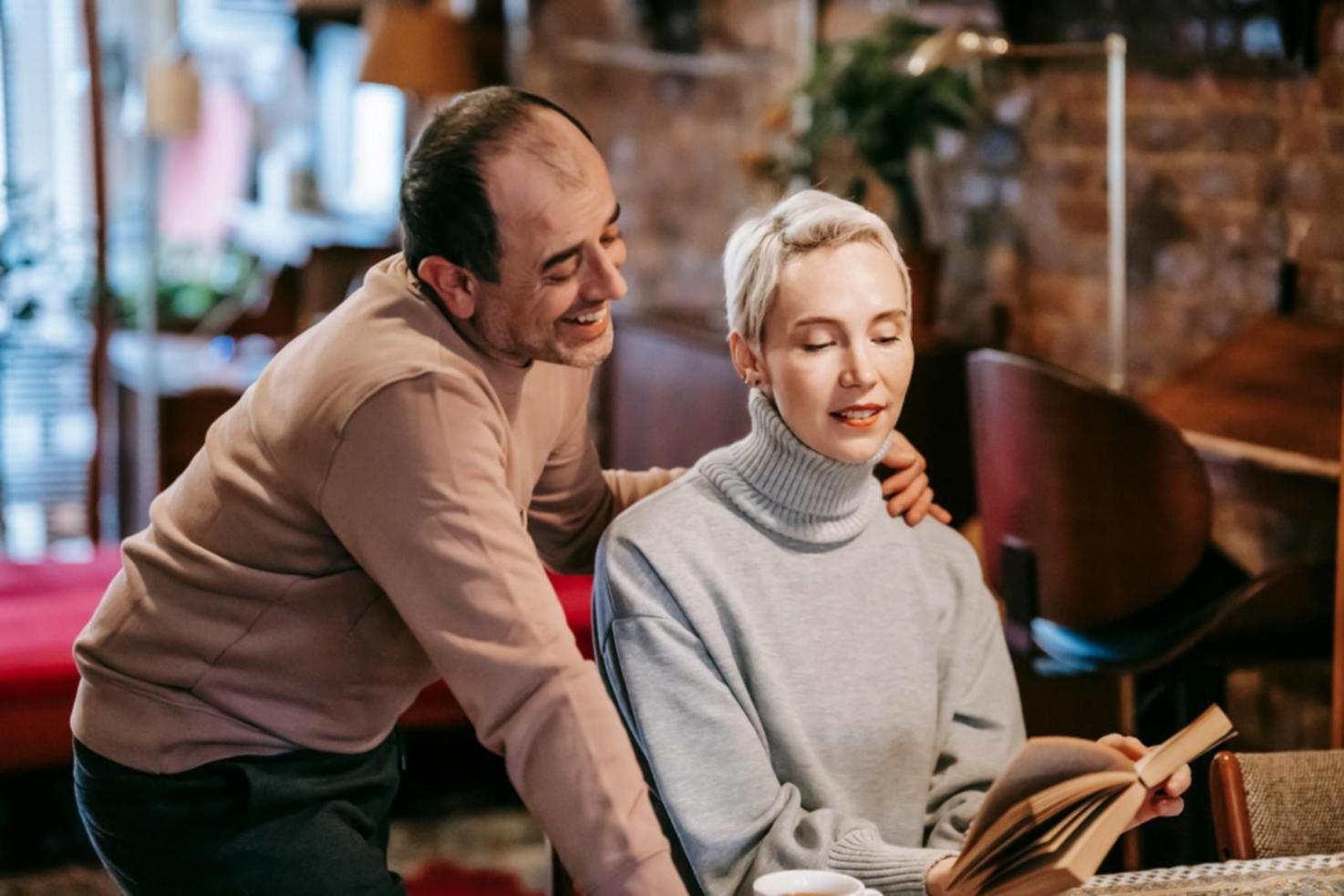 Momento di connessione tra nonno e nipote durante attività condivisa