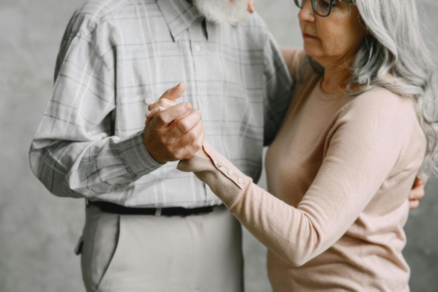 Gruppo di nonni durante un momento di condivisione