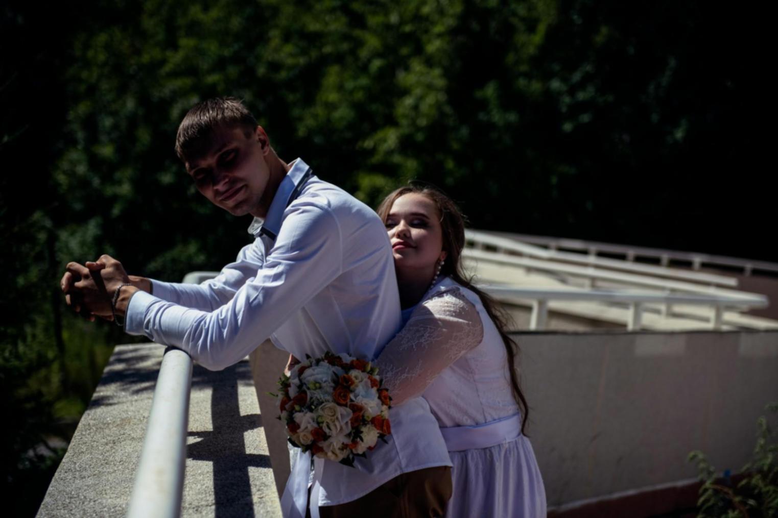 Nonno che legge insieme al nipote, momento di connessione intergenerazionale