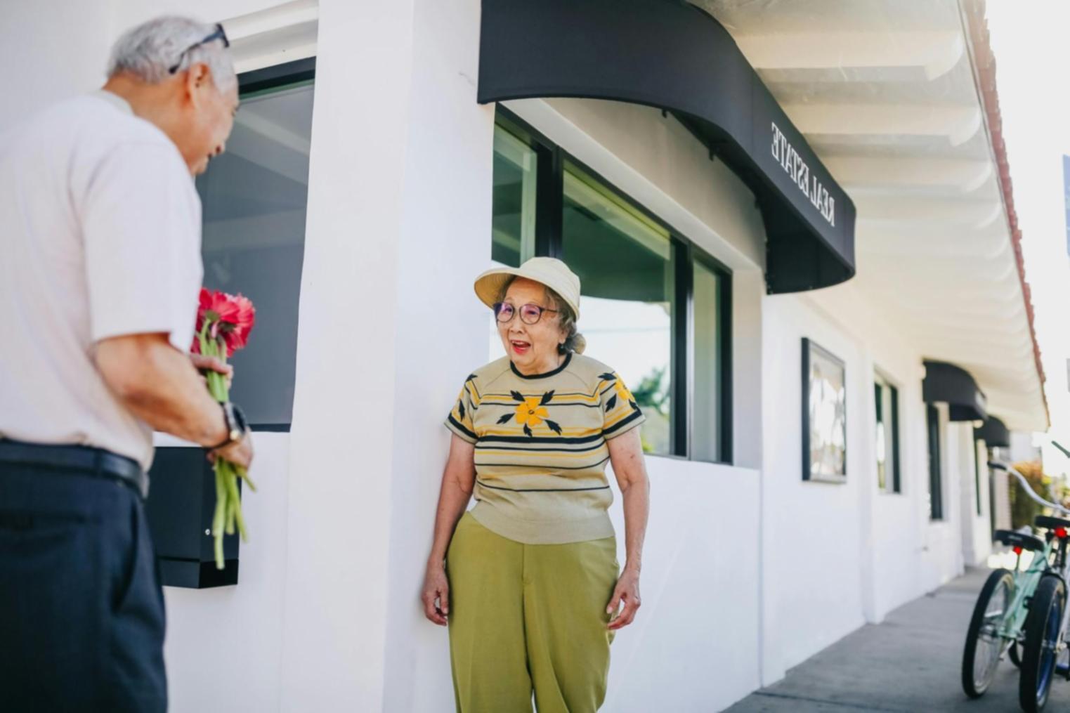 Momento intergenerazionale di condivisione di saggezza e tradizioni familiari